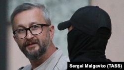 Qırımtatar Milliy Meclisi reisiniñ birinci muavini Nariman Celâl Aqmescitteki Kiyev rayon mahkemesiniñ oturışuvında, 2021 senesi sentâbrniñ 6-sı