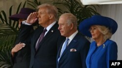 Перша леді США Меланія Трамп, президент США Дональд Трамп, король Великої Британії Карл III та королева Великої Британії Камілла стоять на діасі під час урочистої зустрічі у Віндзорському замку, 17 вересня 2025 року