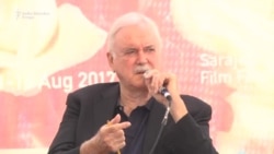 Cleese: Komedija kritikuje