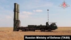 Новейшая зенитная ракетная система (ЗРС) С-500 перед выполнением испытательных боевых стрельб по скоростной баллистической цели на полигоне Капустин Яр, РФ, 2023 год