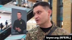 Ахтем Сеітаблаєв на тлі свого портрета в ТРЦ Gulliver у Києві. 21 січня 2025 року