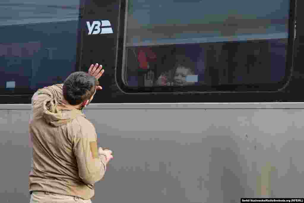 Військовий прощається з дружиною і дитиною через вікно потяга незадовго до його відправлення з Краматорська