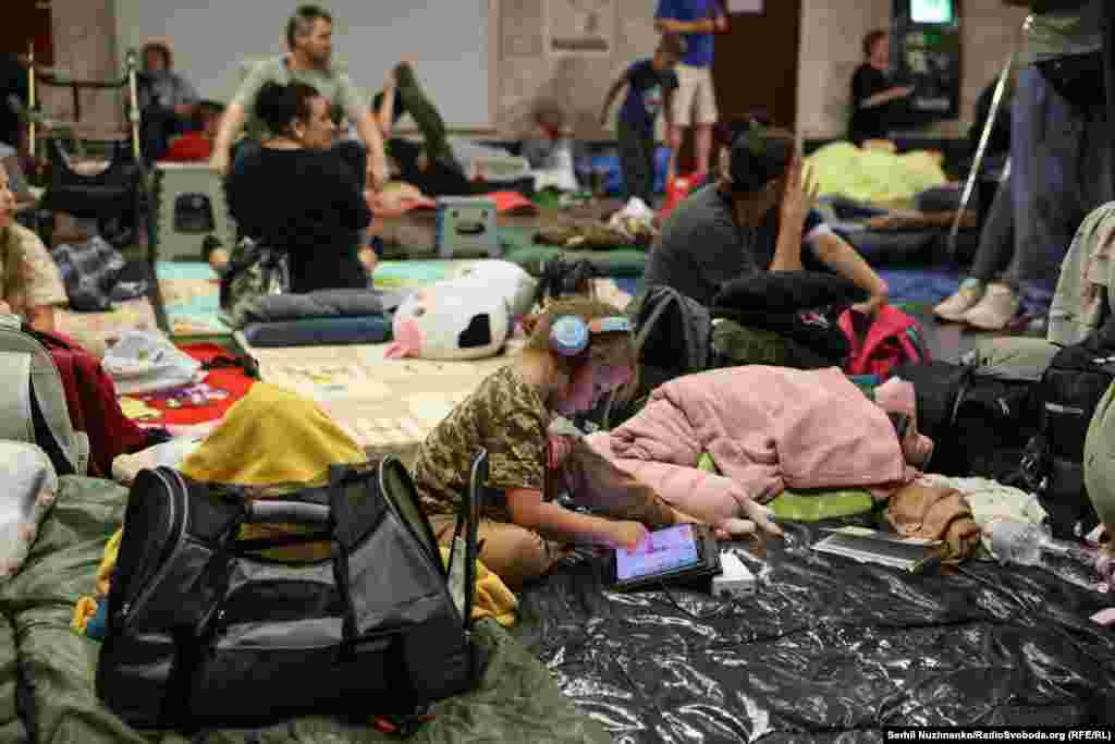 Дитина в київському метрополітені під час масованої російської ракетної атаки. Липень 2025 рокуПід час повітряних тривог метро перетворюється на укриття для тисяч людей. Оскільки російська армія цілеспрямовано ночами атакує українську столицю, то кияни цілими родинами сплять у метро на матрацах, накрившись ковдрами. Беруть з собою домашніх тварин. 