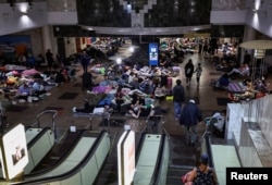 Кияни у метро під час російської повітряної атаки по місту. Ніч на 4 липня 2025 року