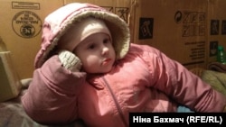 Дворічна дівчинка Катруся ховається від обстрілів у підвалі багатоповерхівки