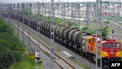 Voz prevozi naftu u indijskom gradu, Indija, 7. jula 2025.