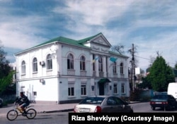 Будівля Меджлісу в Сімферополі до анексії Криму Росією. На вході майорять два прапори: український і кримськотатарський