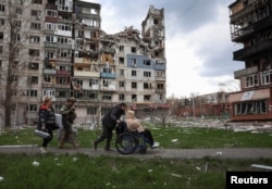 Полицейские из подразделения "Белый ангел" эвакуируют местных жителей из Покровска, 12 апреля 2025 года