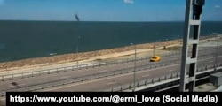Вид Керченского моста, снятый из купе российского поезда "Таврия" во время действия запрета его съемок, июнь 2024 года. Скрин с YouTube