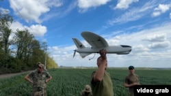 Бійці 141-ї ОМБр випробовують дрон-камікадзе літакового типу з дальністю ураження до 40 км