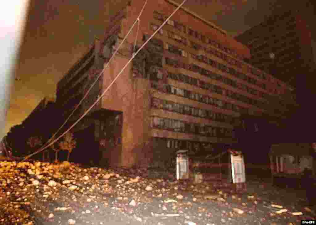 На фото: здание Генерального штаба сразу после ударов НАТО в апреле 1999 года. В то время здание было пустым, но, как сообщается, на улицах возле него погибли два человека. Через девять дней здание снова стало мишенью во время другого удара