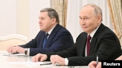 Президент Росії Володимир Путін і його помічник із зовнішньої політики Юрій Ушаков під час зустрічі зі спеціальним посланцем США Стівом Віткоффом і зятем Дональда Трампа Джаредом Кушнером у Москві 2 грудня