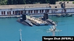 Подводные лодки проекта 636.3 «Варшавянка» Черноморского флота РФ в Южной бухте Севастополя, июнь 2022 года