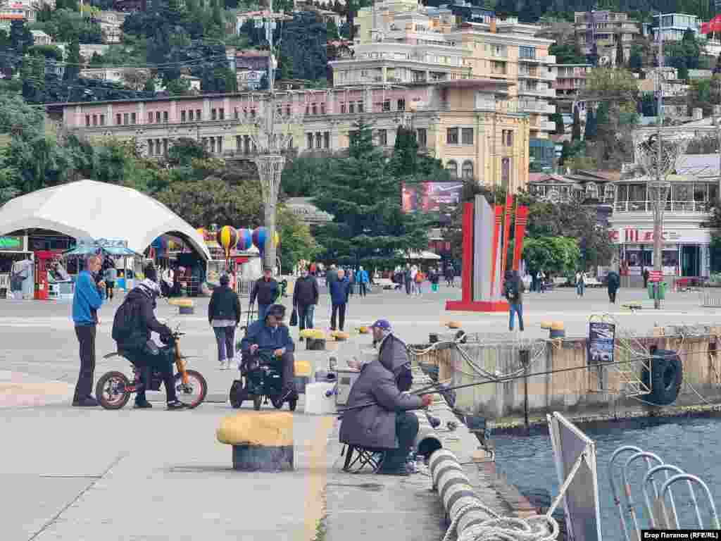 Рыбаки заняты любимым делом, но с 1 ноября рыбалка будет под запретом в Ялте