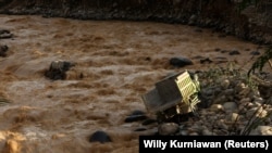 Вышедшая из берегов река на индонезийском острове Суматра, окрестности города Паданг. 30 ноября 2025 года