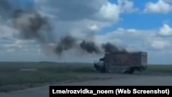 Вантажівка, уражена російським FPV-дроном на трасі «Краматорськ-Добропілля»