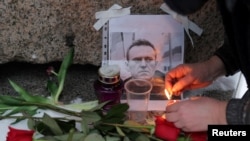 Ռուսաստան - Շարքային մարդիկ հարգանքի տուրք են մատուցում Ալեքսեյ Նավալնիի հիշատակին, Սանկտ Պետերբուրգ, 16-ը փետրվարի, 2024թ.