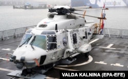Вертолет Lynx на палубе фрегаты Королевских ВМС Нидерландов HNLMS Tromp в Таллине, Эстония, 17 января 2025 года