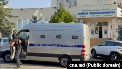 Imagine distribuită de Centrul Național Anticorupție de la perchezițiile din Comrat, într-un dosar de finanțare ilegală a unui partid politic: 17 figuranți, inclusiv 4 persoane reținute.