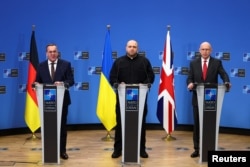 Зліва направо: міністри оборони Німеччини, України та Британії під час зустрічі в рамках «Рамштайну» в штаб-квартирі НАТО в Брюсселі 11 квітня 2025 року