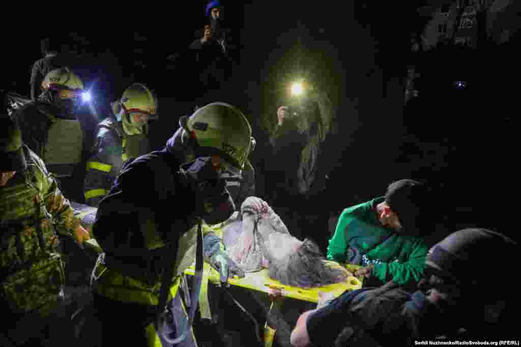 Постраждалу жінку виносять з місця удару