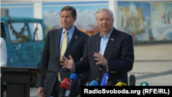 Сенатор-республіканець Ліндсі Грем (п) та сенатор-демократ Річард Блюменталь (л). Київ, 30 травня 2025 року