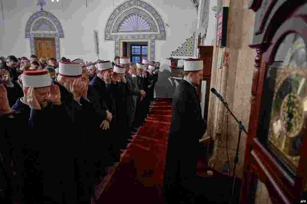 Косовоның Приштина Җәминъ мәчетендә бәйрәм намазы. 