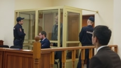 Константин Окунев (за стеклом) в зале суда. Фото: Игорь Аверкиев
