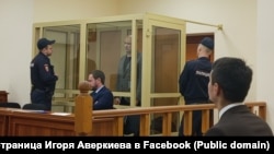 Константин Окунев (за стеклом) в зале суда. Фото: Игорь Аверкиев