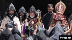 Armenia - Catholicos Garegin II, center, addresses worshippers during a religious festival in Echmiadzin, June 22, 2025.