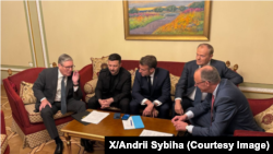 Президент Украины Владимир Зеленский и европейские лидеры звонят по телефону Трампу, чтобы обсудить прекращение огня в Украине; 10 мая 2025 года