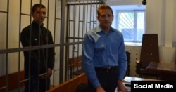 Андрей Коломиец с адвокатом во время судебного заседания в аннексированном Крыму