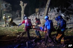 Порятунок людей із зруйнованого російським ударом будинку у Києві. Ніч на 24 квітня 2025 року