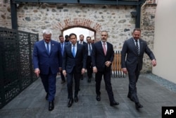 Слева направо: министр иностранных дел Украины Андрей Сибига, госсекретарь США Марко Рубио, министр иностранных дел Турции Хакан Фидан и руководитель Офиса президента Украины Андрей Ермак прибывают во дворец Долмабахче в Стамбуле, 16 мая 2025 года