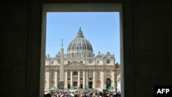 Vjernici se u Vatikanu opraštaju od preminulog pape Franje