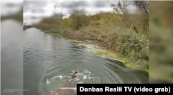 Український FPV-дрон полює на піхотинця армії РФ під час спроби форсування річки Оскіл