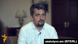 Գարո Փայլանը զրուցում է լրագրողների հետ, հունիս, 2016թ․