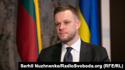 Залишається незрозумілим, додав Ландсбергіс, чи повністю скасовані ці обмеження