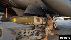 Ամերիկյան օդուժի զինծառայողը ռազմամթերք է ամրացնում F-15E Strike Eagle ինքնաթիռին՝ Սիրիայում հասցվելիք հարվածների համար, 19-ը դեկտեմբերի, 2025թ.