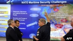 Кир Стармер (оңдо) жана Эммануэль Макрон. 