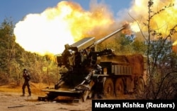 Українські військові 44-ї окремої артилерійської бригади ЗСУ ведуть вогонь по позиціях армії РФ із гаубиці 2С22 «Богдана». Запорізька область, 20 серпня 2025 року