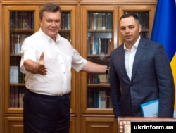 Тодішній президент України Віктор Янукович (ліворуч) і заступник голови Адміністрації президента Андрій Портнов. Крим, 2 серпня 2010 року