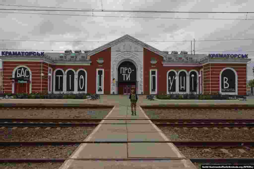 Президент Фінляндії Александр Стубб під час зустрічі з президентом США Дональдом Трампом назвав міста Краматорськ та Слов'янськ «бастіонами проти гунів». Тепер цей напис можна побачити на забитих дошками вінках вокзалу Краматорська.Із початку листопада потяги та електрички на Донеччину, зокрема до Слов’янська та Краматорська, перестали ходити – таке рішення ухвалили через безпекові фактори