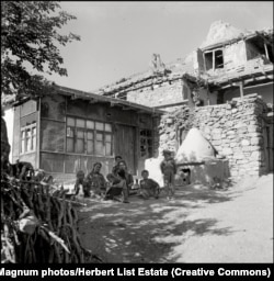 Лист снимал в селах, где жили преимущественно крымские татары. Крым, 1943 год