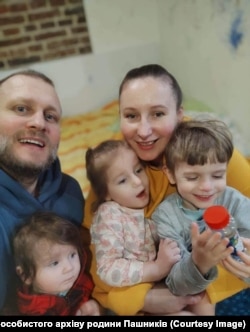 Батьки з Велесом та двома доньками