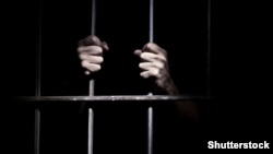 Türkmenistan türme şertleri, raýatlaryň ýapyk sudlarda ýa-da kanun normalary doly berjaý edilmezden uzak möhletli jeza çärelerine höküm edilmegi üçin tankyt edilýär.