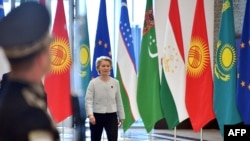 Председатель Европейской комиссии Урсула фон дер Ляйен входит в зал, чтобы начать заседание в Самарканде 4 апреля 2025 года в ходе саммита ЕС-Центральная Азия