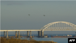 Авиация над Керченским мостом, архивное фото