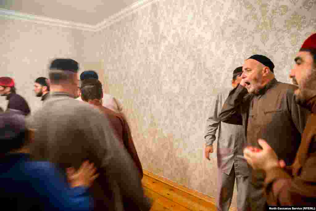 Кунта-хаджинцы &ndash; самый распространенный в Чечне и Ингушетии вирд. Как и у других приверженцев Кадирии, у них так называемый громкий зикр (в отличие от тихого зикра, практикуемого накшбандийцами). Суфии движутся по кругу, иногда ускоряясь, иногда останавливаясь. При этом они выкрикивают по-арабски "Нет божества кроме Аллаха!" и другие религиозные фразы. Управляют обрядом опытные люди, именуемые туркхами. У них в руках характерные палки.