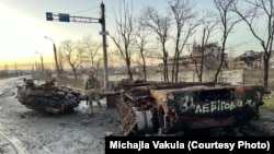 Беларускі дабраахвотнік Міхайла «Вакула» (твар схаваны з мэтаў бясьпекі)